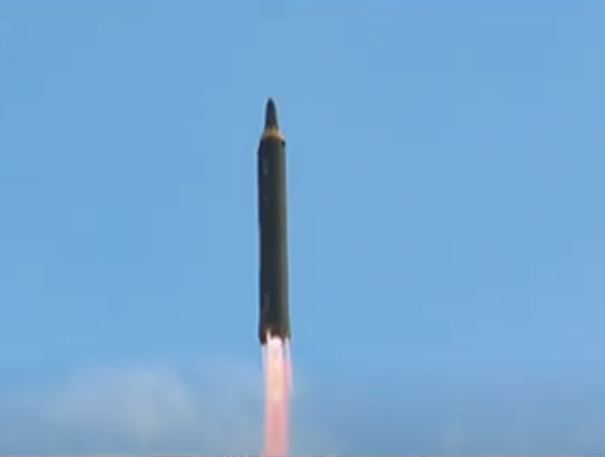 북한이 작년 12월에 발사한 중거리탄도미사일(IRBM) 모습(조선중앙TV 갈무리)