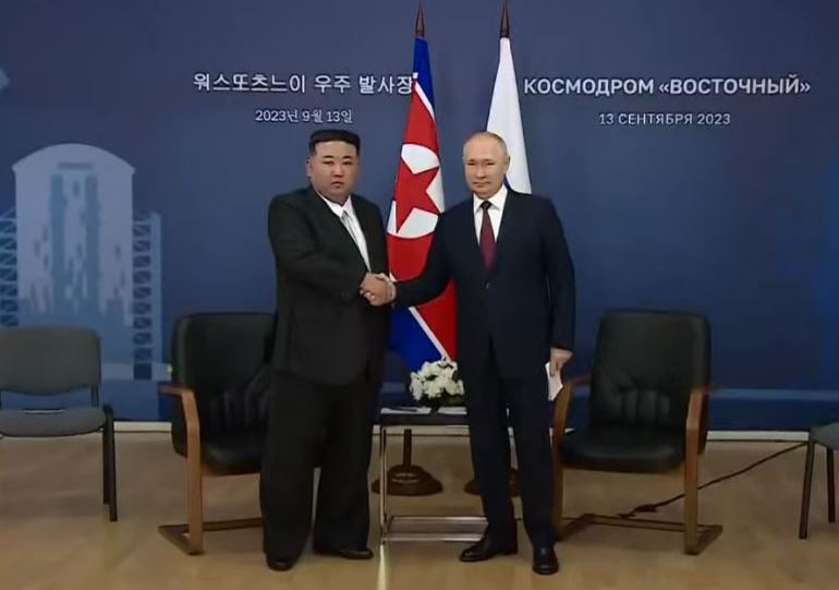 작년 9월 13일 러시아를 찾은 김정은 북한 국무위원장과 블라디미르 푸틴 러시아 대통령이 악수하는 모습.