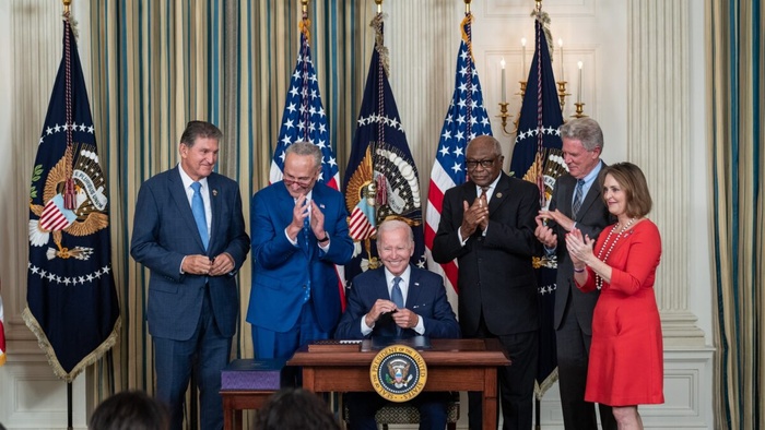 2022년 8월 조 바이든 미국 대통령이 워싱턴 DC 백악관에서 IRA 법안에 서명하고 있다. (사진= White House)