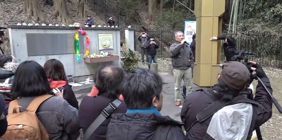 일본 군마현 조선인 노동자 추도비 현장에서 29일 일본 시민단체 회원들이 철거 반대 집회를 하고 있다.