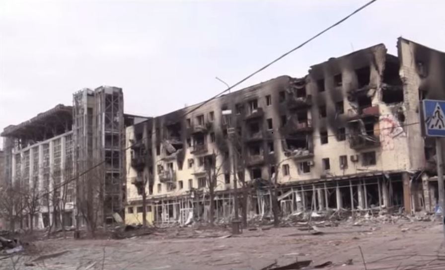 우크라이나 동남부 도시 마리우폴의 파괴된 건물들.