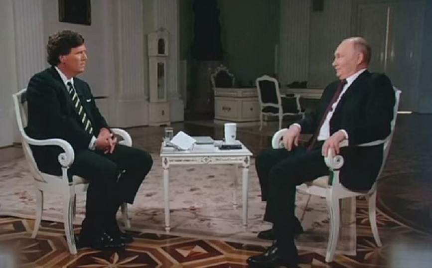 블라디미르 푸틴 러시아 대통령이 6일(현지 시각) 러시아 모스크바에서 미국 텔레비전 폭스뉴스 진행자 터커 칼슨과 인터뷰하고 있다. 스푸트니크