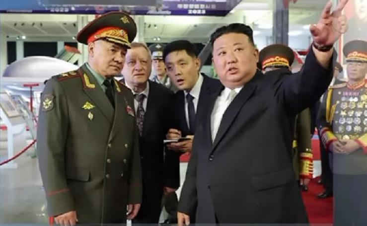 김정은 북한 노동당 총비서가 지난해 7월 27일 평양을 방문한 세르게이 쇼이구 러시아 국방장관에게 북한 무기에 대해 설명하고 있다.(조선중앙TV 갈무리)