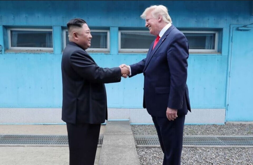 도널드 트럼프 미국 대통령과 김정은 북한 노동당 총비서가 2019년 6월 30일 판문점 남측지역에서 만나 악수를 하고 있다. (ALJAZEERA갈무리)