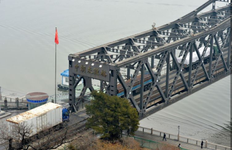 중국 단둥과 북한 신의주를 연결하는 철도 위로 화물차들의 모습이 보인다.