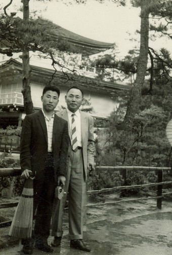 일본 유학 시절 조석래 명예회장(왼쪽)과 부친 조홍제 창업주(효성그룹 제공)