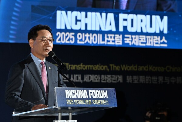 유정복 인천광역시장이 2일 송도컨벤시아에서 열린 '2025 인차이나포럼'에서 '전환의 시대, 세계와 한중관계 그리고 인천'을 주제로 기조연설을 하고 있다(사진=인천시).